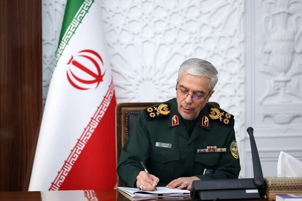 سرلشکر باقری روز معلم را به معلمان سراسر ایران تبریک گفت