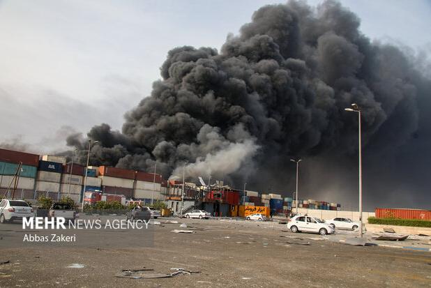 گزارش مهر از تلاش‌ها برای اطفای حریق در بندر شهید رجایی