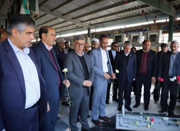 وزیر میراث فرهنگی در خمین به مقام شامخ شهدا ادای احترام کرد