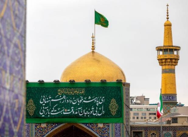 نصب کتیبه‌های ویژه جشن نیمه شعبان در حرم امام رضا(ع)