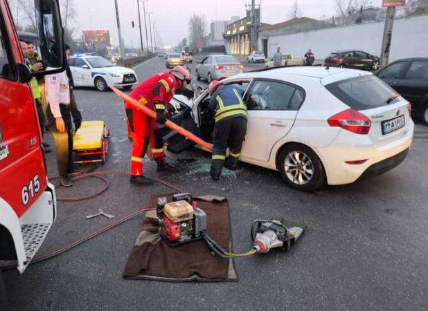 برخورد شدید برلیانس و کامیون در جاده انزلی؛ راننده نجات یافت