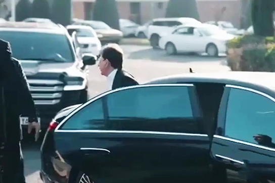 بابک زنجانی سوار بر میباخ و اسکورت لندکروزر در افتتاحیه