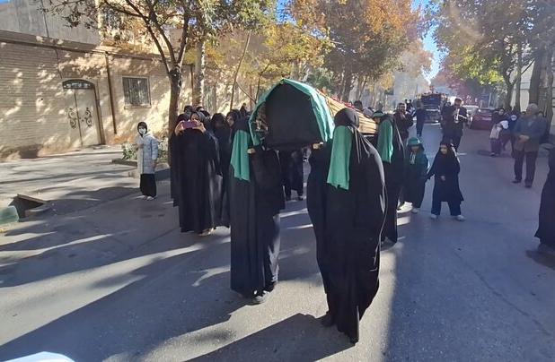 سینه‌زنی و زنجیرزنی مردم شاهرود در سوگ بانوی دو عالم