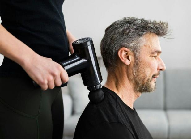 چگونه ماساژور تفنگی به بهبود گرفتگی شانه و کمر کمک می‌کند؟