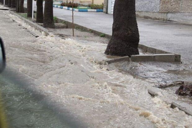 جاری شدن سیلاب به سمت بافت قدیمی بندرکنگ