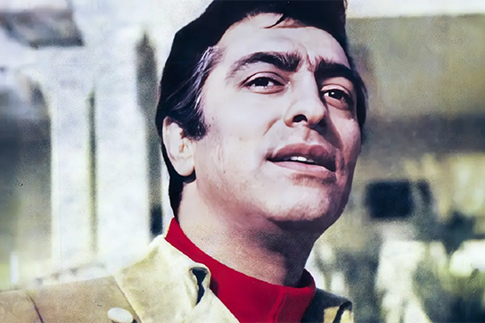 عکس دیده‌نشده فردین در حال دریافت نشان لیاقت از محمدرضا پهلوی