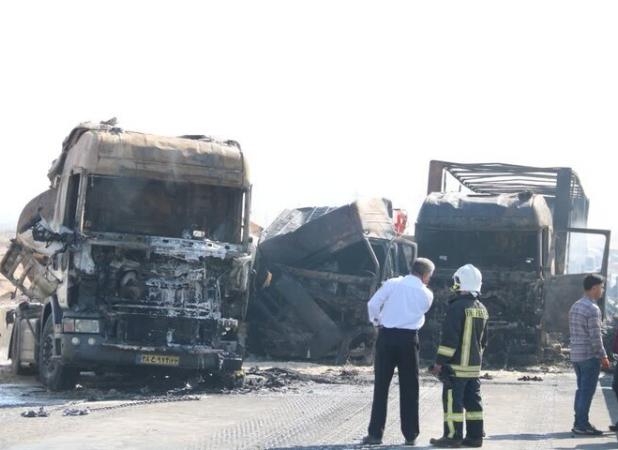 ساکی: عدم رعایت فاصله طولی؛ علت تصادف و انفجار در محور کنارگذر یزد