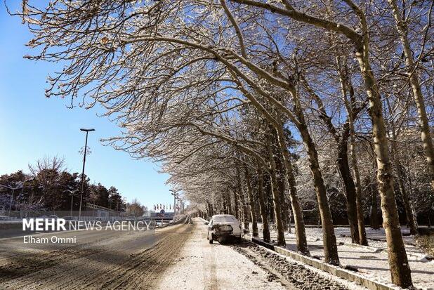 بارش خفیف برف در همدان؛ دما در برخی نقاط به منفی ۱۳ درجه می‌رسد