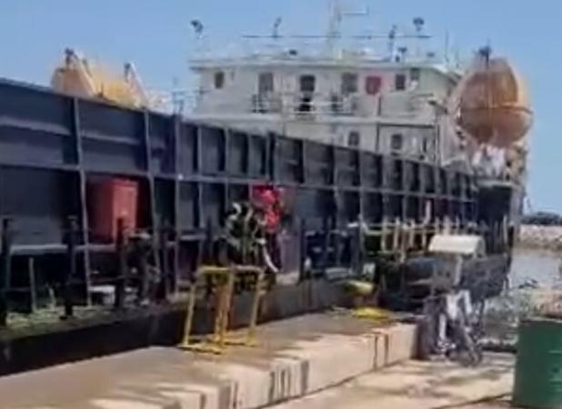 شناوری که در بندر دیر دچار حریق شد
