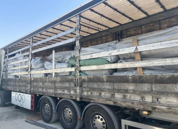 کامیون حامل پارچه‌‍‌های ۱۱۵ میلیارد ریالی فاقد مجوز در کازرون توقیف شد