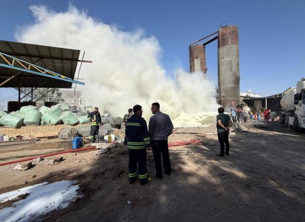 ادامه روند اطفای حریق در پالایشگاه نفت ایوانکی؛ یک کارگر مفقود است