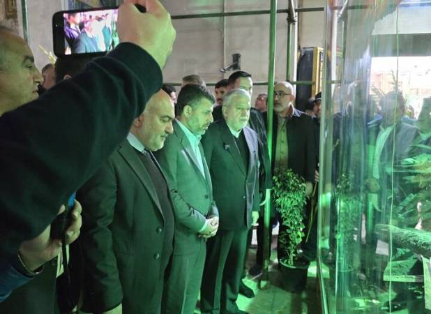 ادای احترام وزیر میراث فرهنگی به حرم مطهر سبزقبا(ع) در دزفول