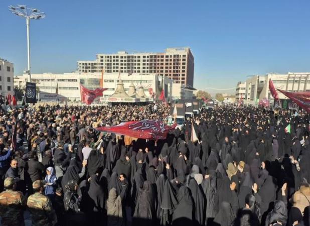 نمایی از جمعیت با شکوه آحاد مردم مشهد در اجتماع فاطمیون