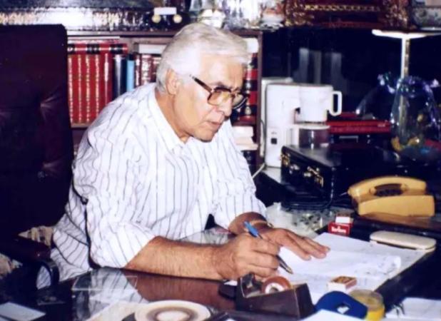 «فردین» در حال حساب و کتاب در مغازه فرش فروشی‌اش