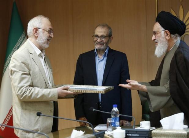 اهدای جایزه ادبی و تاریخی استاد انوار به سازمان اسناد و کتابخانه ملی ایران
