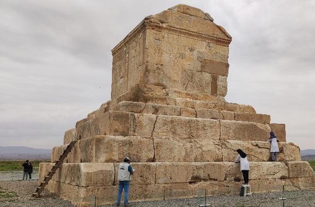 چرا در شهرهای ایران ردّی از «کوروش» و «مهرگان» نیست؟