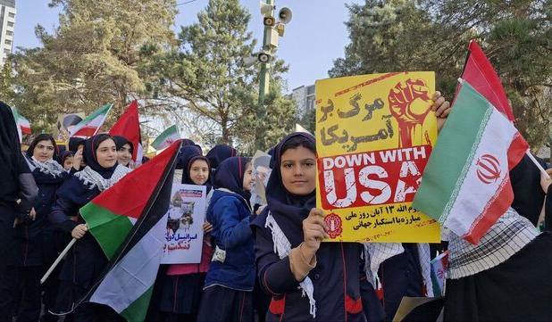 حضور پرشکوه مردم در راهپیمایی ۱۳ آبان