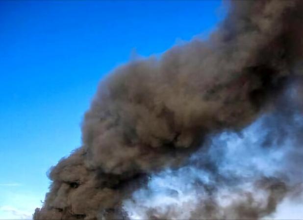 ملکی: دود غلیظ در آسمان غرب تهران ناشی از حریق ضایعات در پونک است