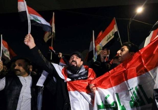 عراقی‌ها عکس ترامپ و پرچم آمریکا را به آتش کشیدند 