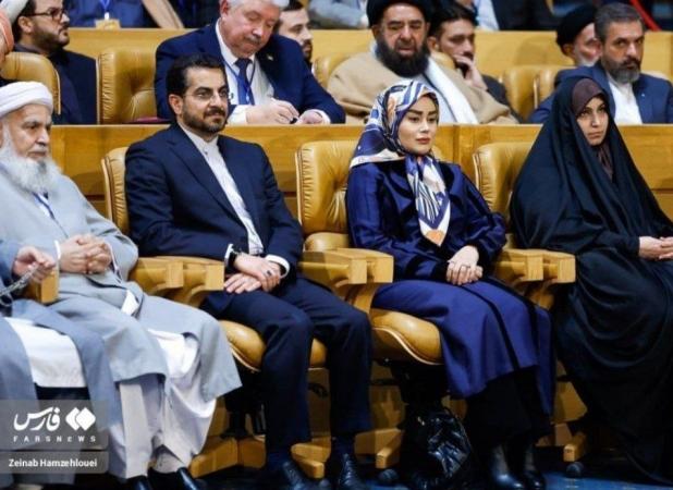 «آرزو احمدوند» همسر عراقچی در آیین پایانی جایزه جهانی امام خمینی