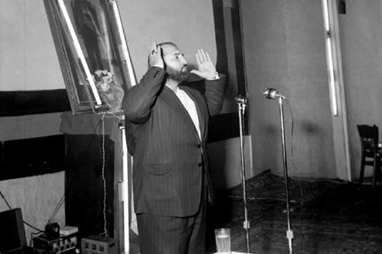 تصویر دیده‌نشده از نورمن ویزدوم و همسرش کنار «شعبان بی‌مخ»