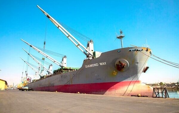 شانزدهمین شناور حامل کالای اساسی در بندر شهید رجایی پهلودهی شد