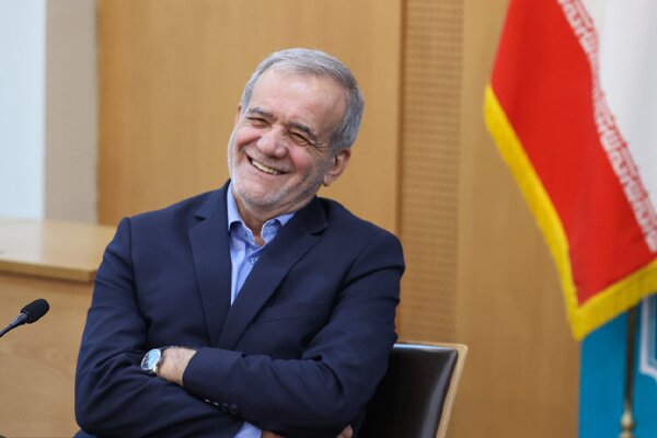 تشویق ایستاده رئیس‌جمهور در نشست با فرهیختگان و فعالان فرهنگی قزوین