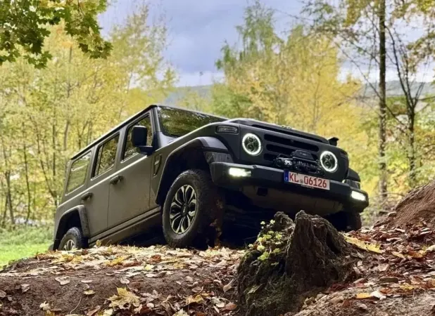 خودروی نظامی ارتش چین وارد ایران شد