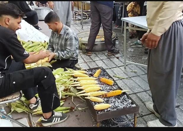 خادمان رزمندگان اسلام با ذرت و شربت جشن امت احمدسنندج را پرانرژی کردند