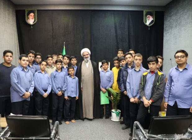 بالندگی نوجوان در گرو نزدیکی به خدا؛ نماز جماعت در مدارس ترویج شود