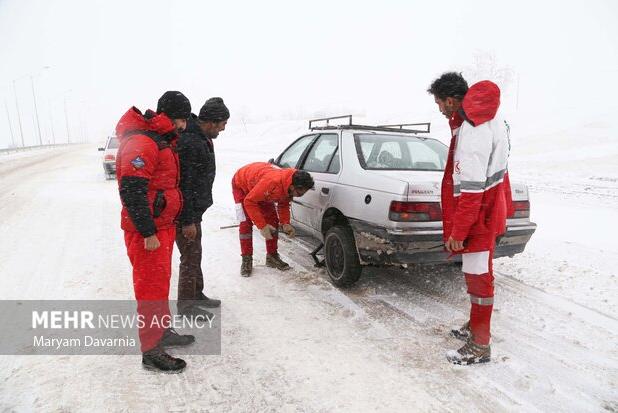 پاسی: ۷۰ خودروی گرفتار در برف اشنویه نجات یافتند