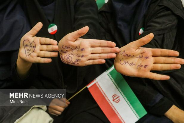 برپایی نمایشگاه جنگ ۱۲ روزه صهیونیست‌ها به همت بسیج دانش آموزی