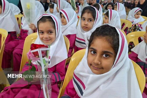 جشن شکوفه‌ها با حضور ۱۷۰۰ دانش‌آموز در مدارس گناوه برگزار شد