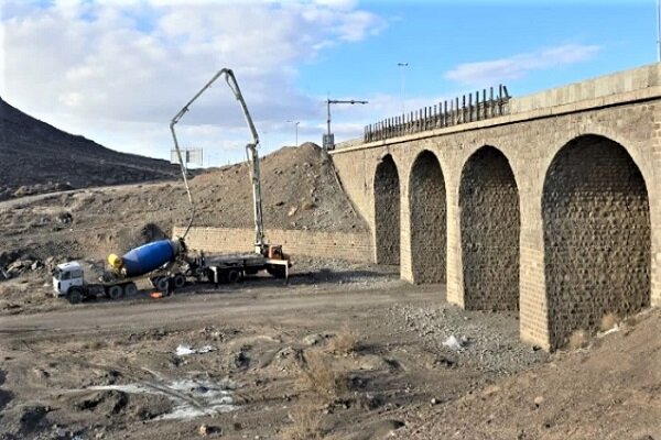 تعمیر و طرح ارتقا ایمنی حفاظ‌های بتنی ۹ پل‌ جاده‌ای در قم