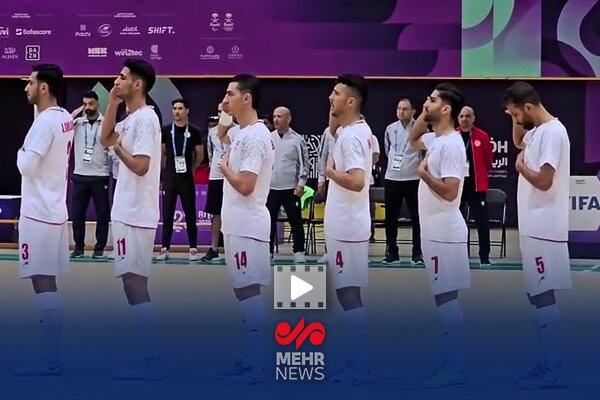 سلام نظامی بازیکنان ایران هنگام پخش سرود ملی پیش از بازی با تاجیکستان