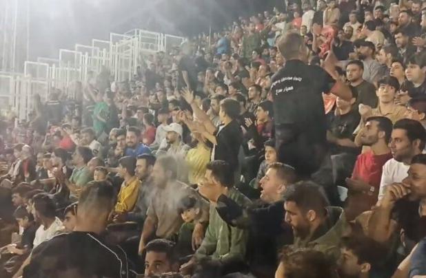 نمایی از هواداران پرسپولیس در ورزشگاه تختی خرم‌آباد