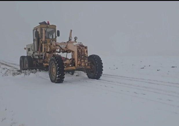 عملیات برف‌روبی محور روستایی چالاب به قزلتپه در بیجار