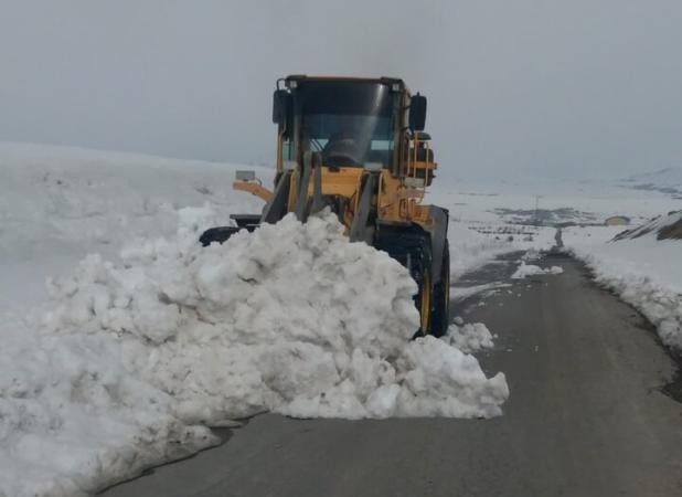 تلاش راهداران شهرستان خمین برای برفروبی محور خمین - الیگودرز