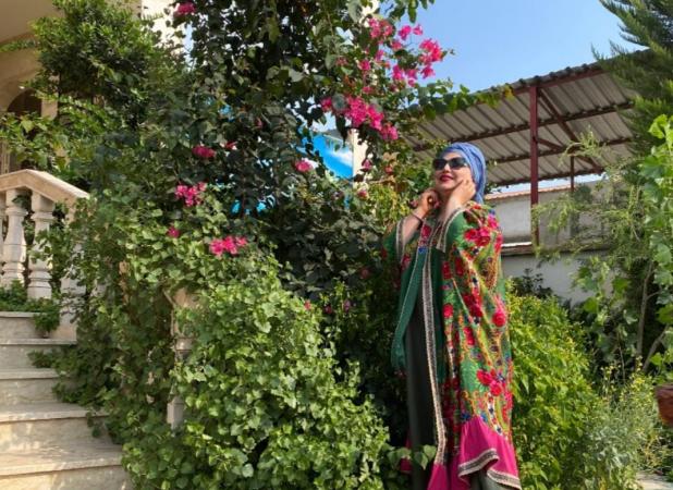 تیپ تابستانیِ بهنوش بختیاری در یک ویلای لاکچری