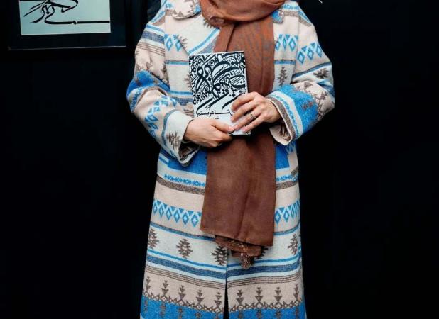 تیپ هنری «سوگل طهماسبی» در رونمایی از یک کتاب