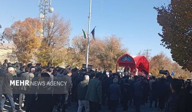 میزبانی گرم مردم فریدن در هوای سرد پاییز از کاروان شهدای گمنام 