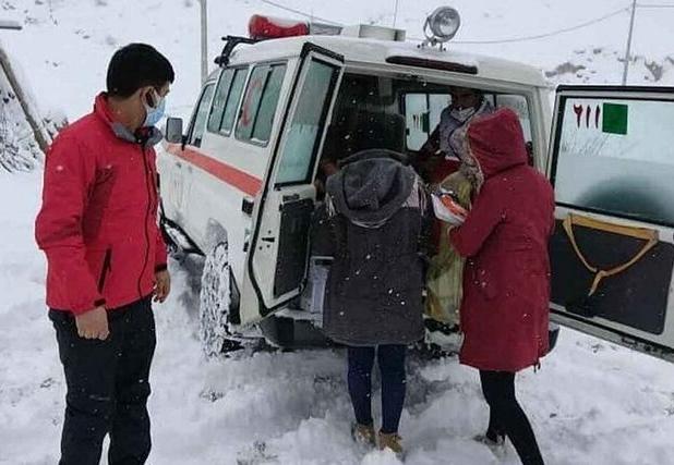 نجات دو مادر باردار گرفتار در برف گردنه امین‌الله خراسان شمالی توسط تیم‌های هلال احمر