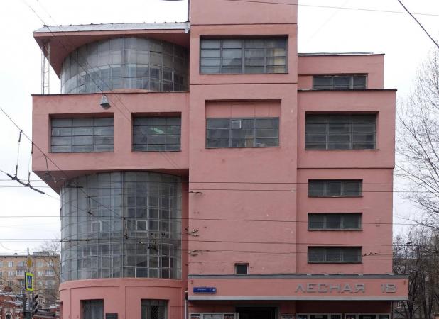 اشکال هندسی در معماری این ساختمان جلب توجه می‌کند