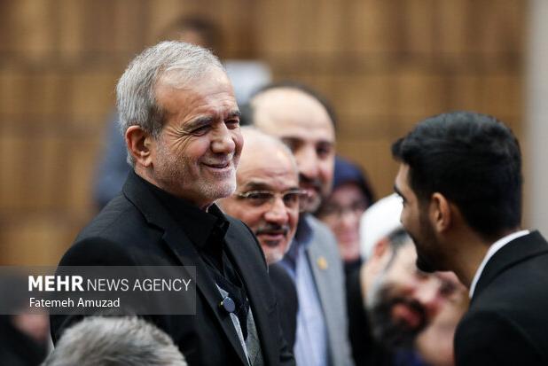 سخنرانی ۱۴ تشکل دانشجویی در مراسم روز دانشجو با حضور پزشکیان