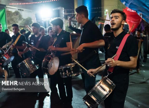 حضور پرشور جوانان در مراسم عزاداری شب شهادت امام رضا(ع)