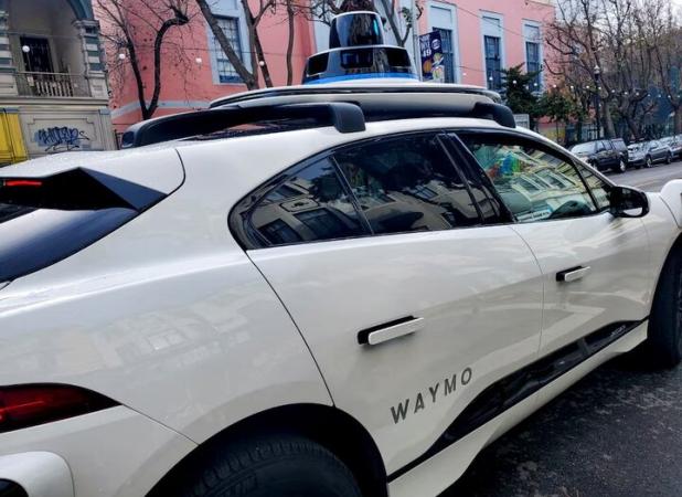 وایمو رفتار خودروهای خودرانش در اطراف سرویس مدارس را کنترل می کند