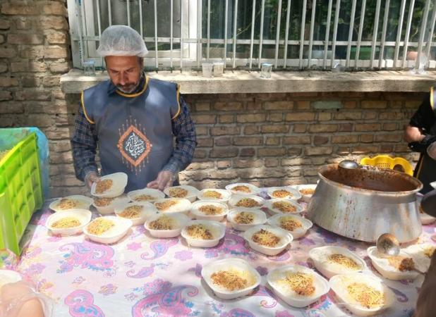 پخت و توزیع غذای نذری در عاشورای حسینی کردستان