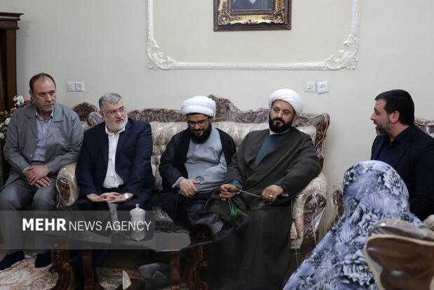 استاندار تهران با خانواده شهید «سیدرضا سولقانی» دیدار کرد