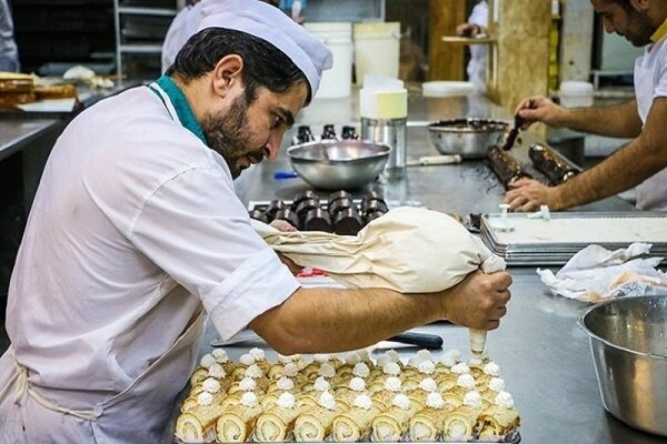 توقیف بیش از یک تُن مواد غذایی غیربهداشتی از یک واحد قنادی در قم