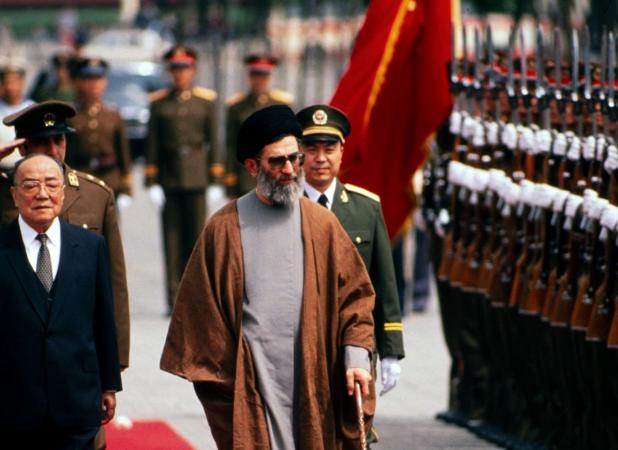 تصاویر استقبال رئیس جمهور چین از رهبر انقلاب در سال ۶۸